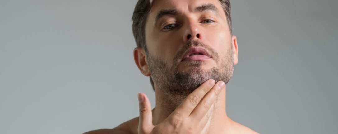 Jawline maschile la definizione della linea mandibolare dell'uomo