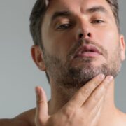 Jawline maschile la definizione della linea mandibolare dell'uomo