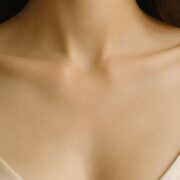 Biostimolazione rigenerativa con CaHA per le rughe del décolleté
