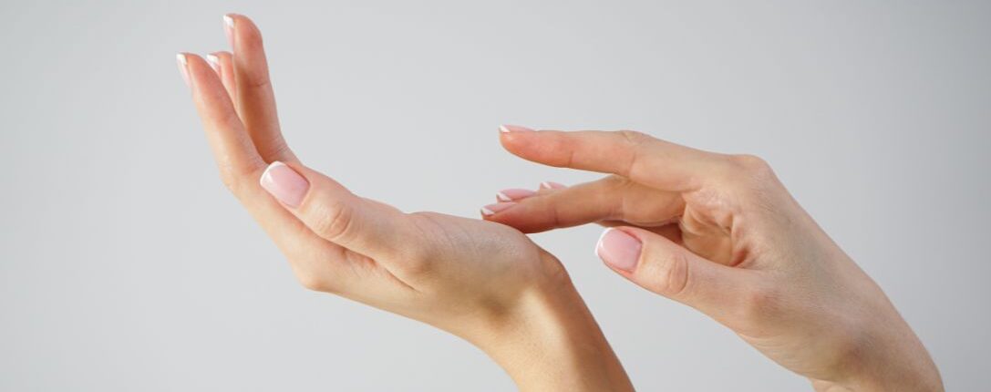 Scopri i trattamenti per le mani che donano un aspetto giovane e levigato