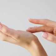 Scopri i trattamenti per le mani che donano un aspetto giovane e levigato