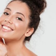 Beauty strategy post-estate: biostimolazione con idrossiapatite di calcio e skincare