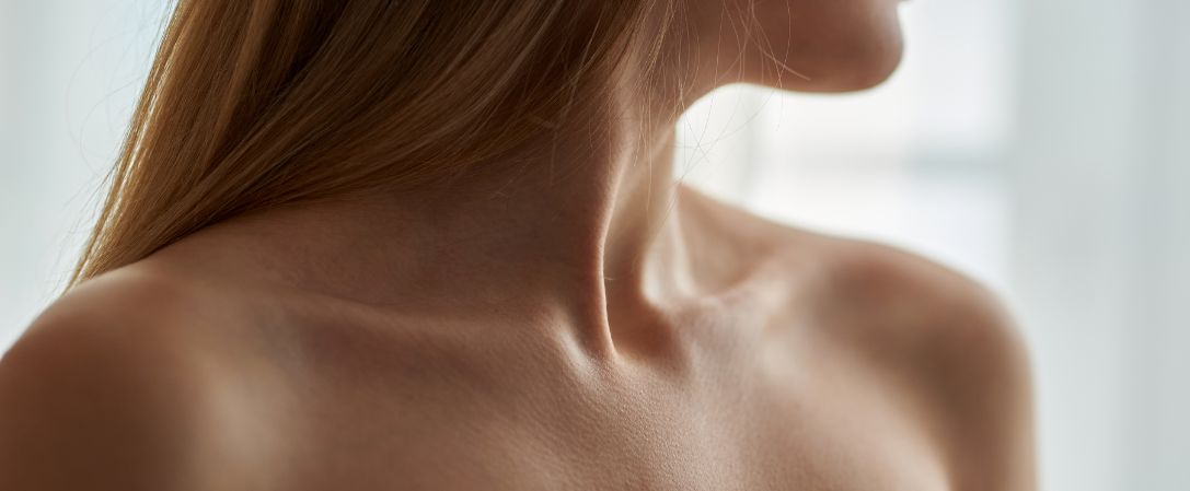 Rughe sul décolleté: il trattamento per una pelle più compatta